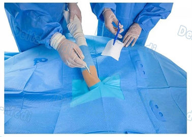 Kundengebundenes oberes Glied, das steriles chirurgisches, Operationsraum drapiert, drapiert mit Schnitt-Film